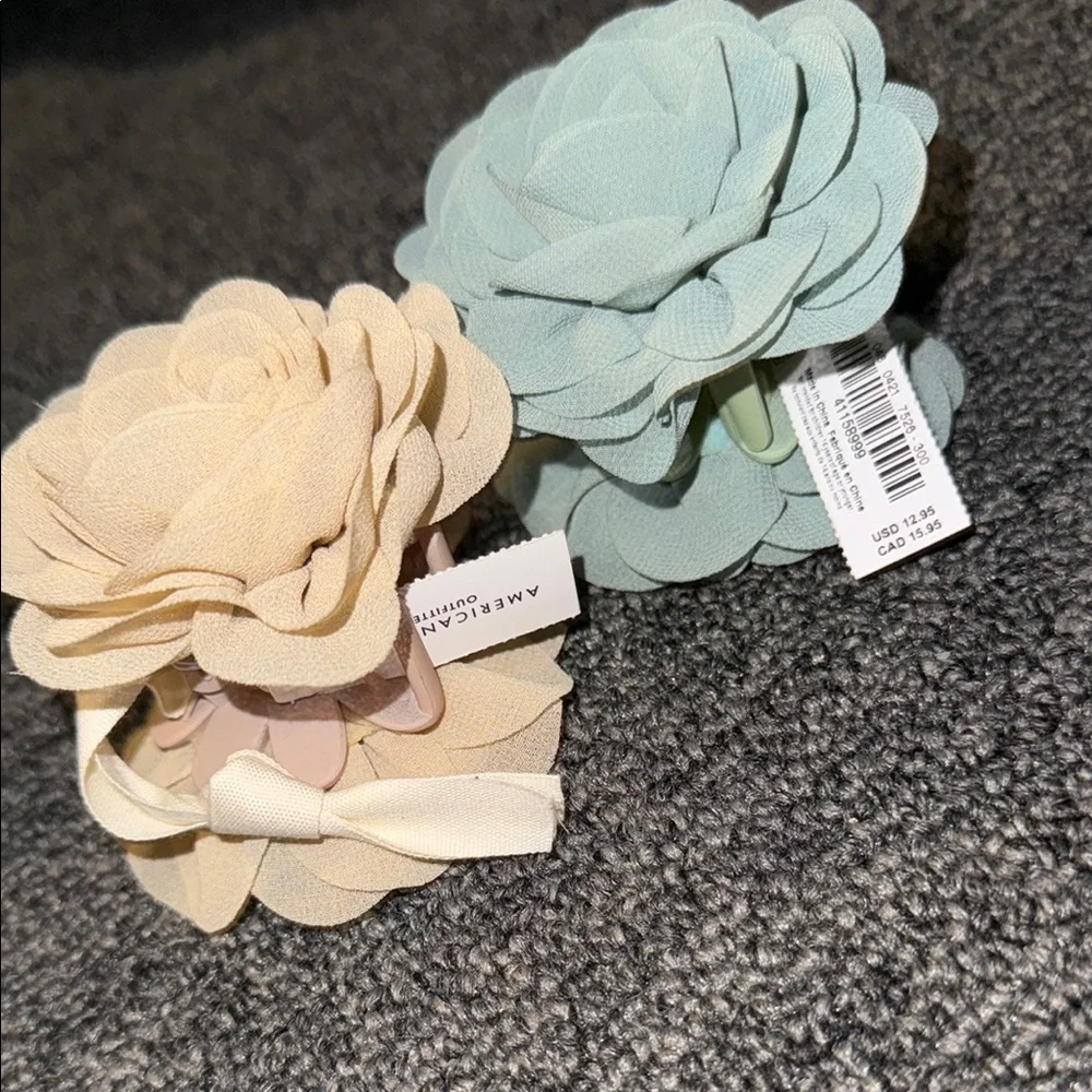 American Eagle Beige and Light Blue Floral Hair Clips - Picture 3 of 3